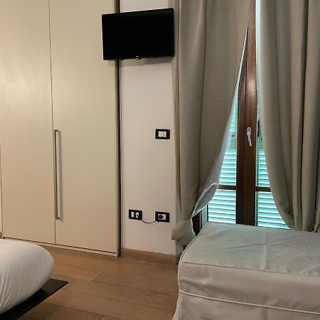 Elegante Camera Matrimoniale Con Balcone A 500 Mt Dal Mare Марина ди Карара Екстериор снимка