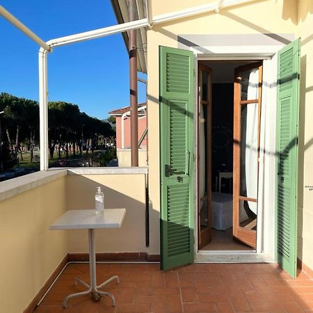 Elegante Camera Matrimoniale Con Balcone A 500 Mt Dal Mare Марина ди Карара Екстериор снимка