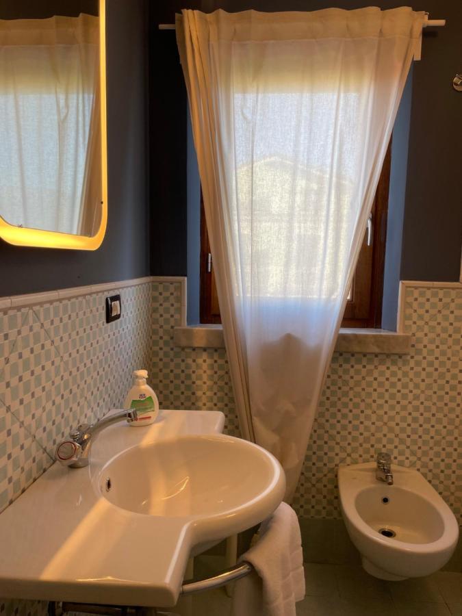 Elegante Camera Matrimoniale Con Balcone A 500 Mt Dal Mare Марина ди Карара Екстериор снимка