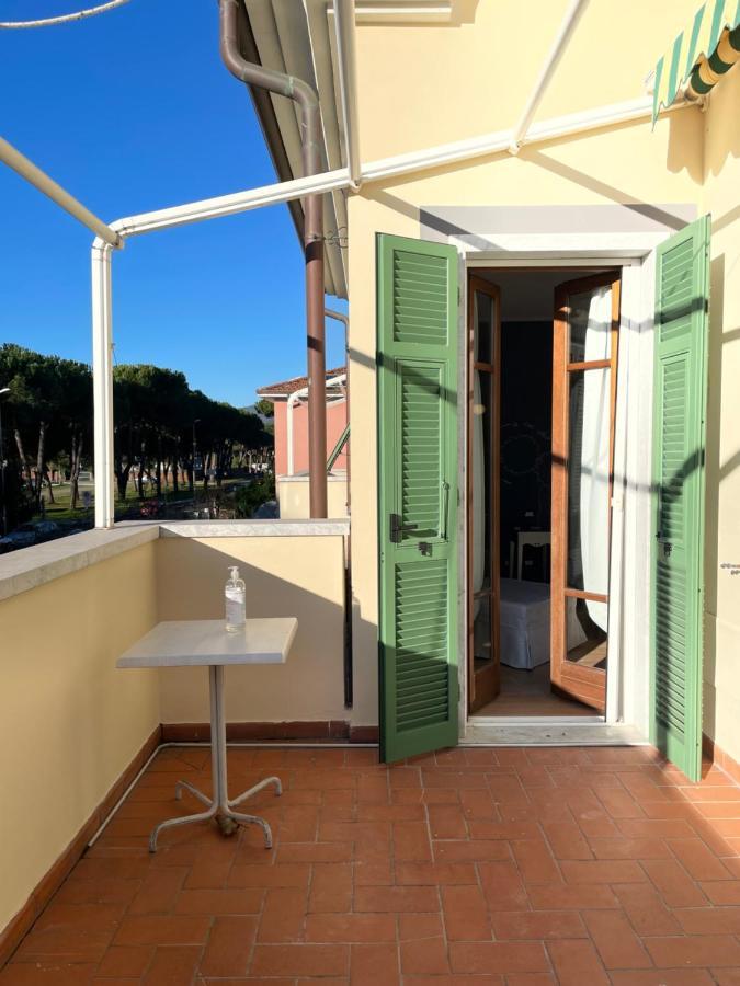 Elegante Camera Matrimoniale Con Balcone A 500 Mt Dal Mare Марина ди Карара Екстериор снимка